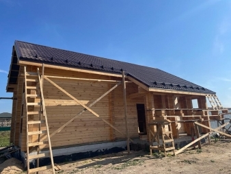 Двухэтажная дача из деревянного бруса